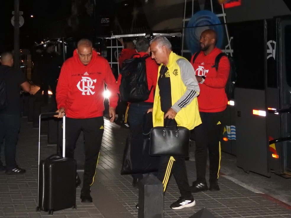 Tite, t�cnico do Flamengo, chega em Montevid�u para jogo contra o Pe�arol � Foto: Fred Gomes / ge