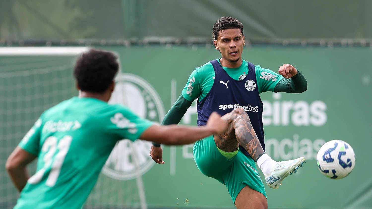 Palmeiras avalia propostas por Richard Ríos e define possível venda do volante