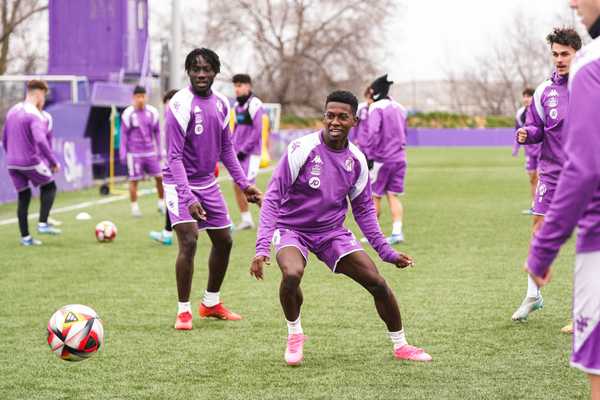Cruzeiro recebe jovens da base após treinarem no Valladolid de Ronaldo
