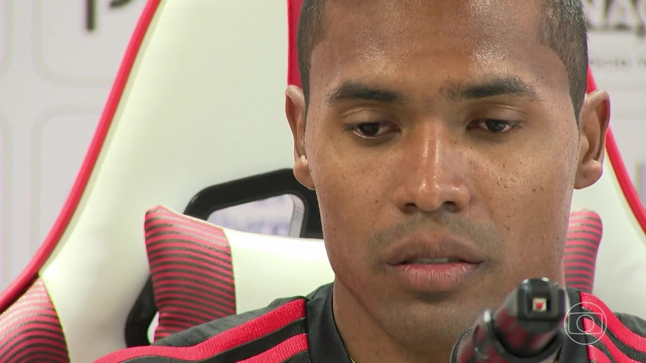 Flamengo apresenta lateral-esquerda Alex Sandro e lamenta lesãobet365 ganhar semprePedro