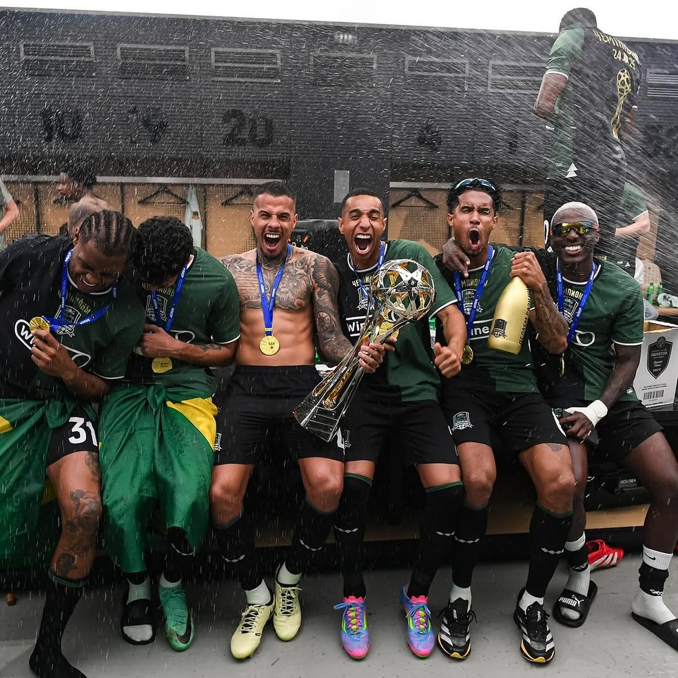 Diego Costa comemora título russo com os brasileiros do Krasnodar — Foto: Divulgação / Krasnodar