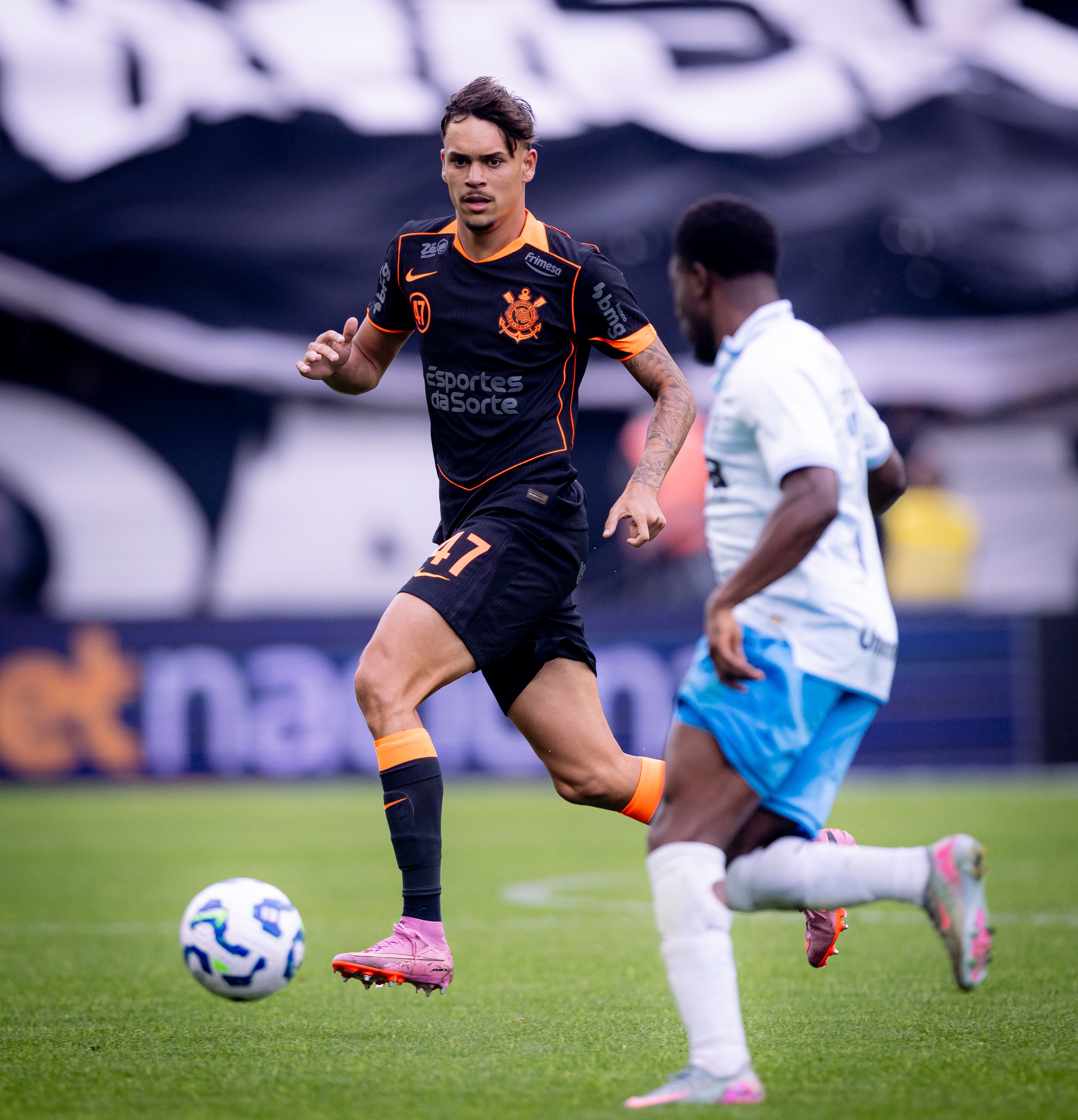 Tchoca supera desconfiança e se firma como peça-chave no Corinthians de Dorival Júnior