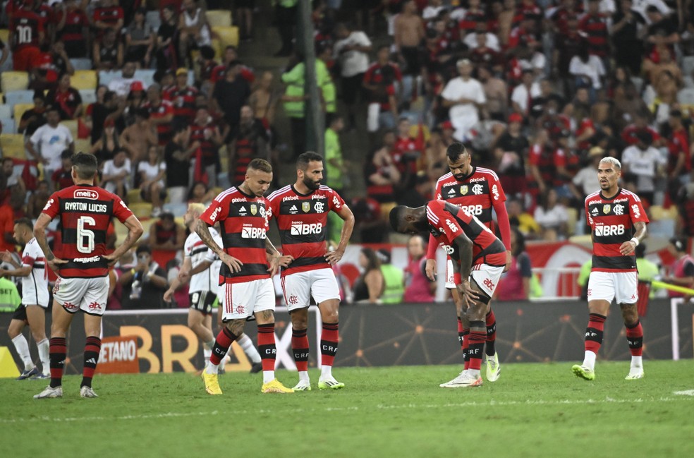 Time do Flamengo cabisbaixo após derrota por 1 a 0 para o São Paulo, pelo jogo de ida da final da Copa do Brasil — Foto: André Durão