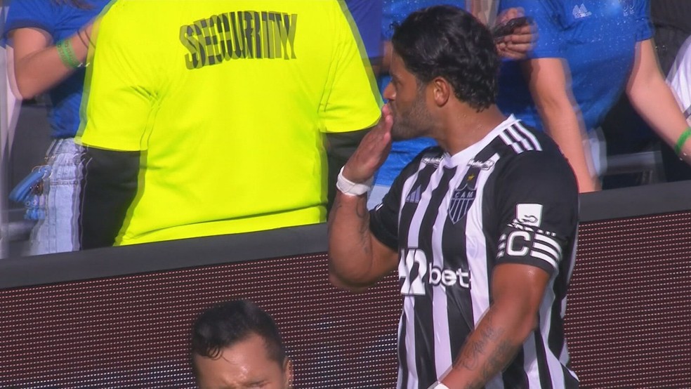 Hulk manda beijo pra torcida do Cruzeiro — Foto: Globo