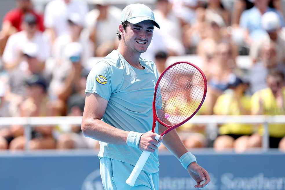 João Fonseca comemora ponto na vitória sobre Botic van de Zandschulp, em Cincinnati — Foto: Matthew Stockman/Getty Images