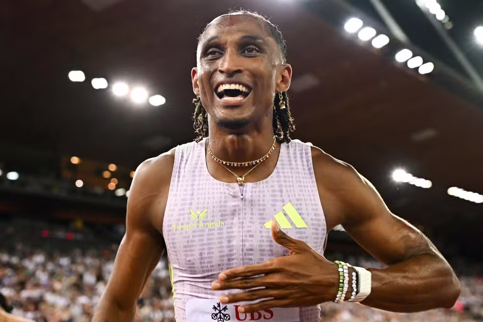 Alison dos Santos bate recorde mundial nos 400m com barreiras na etapa de Zurique da Diamond League — Foto: AFP