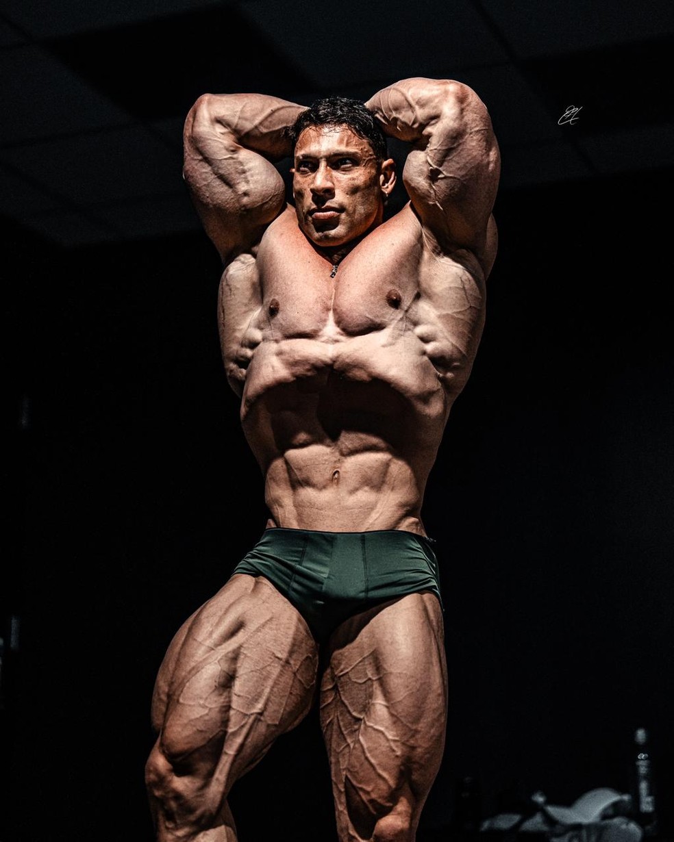 Ramon Dino faz pose de vacuum abdominal — Foto: Divulgação/Max Titanium