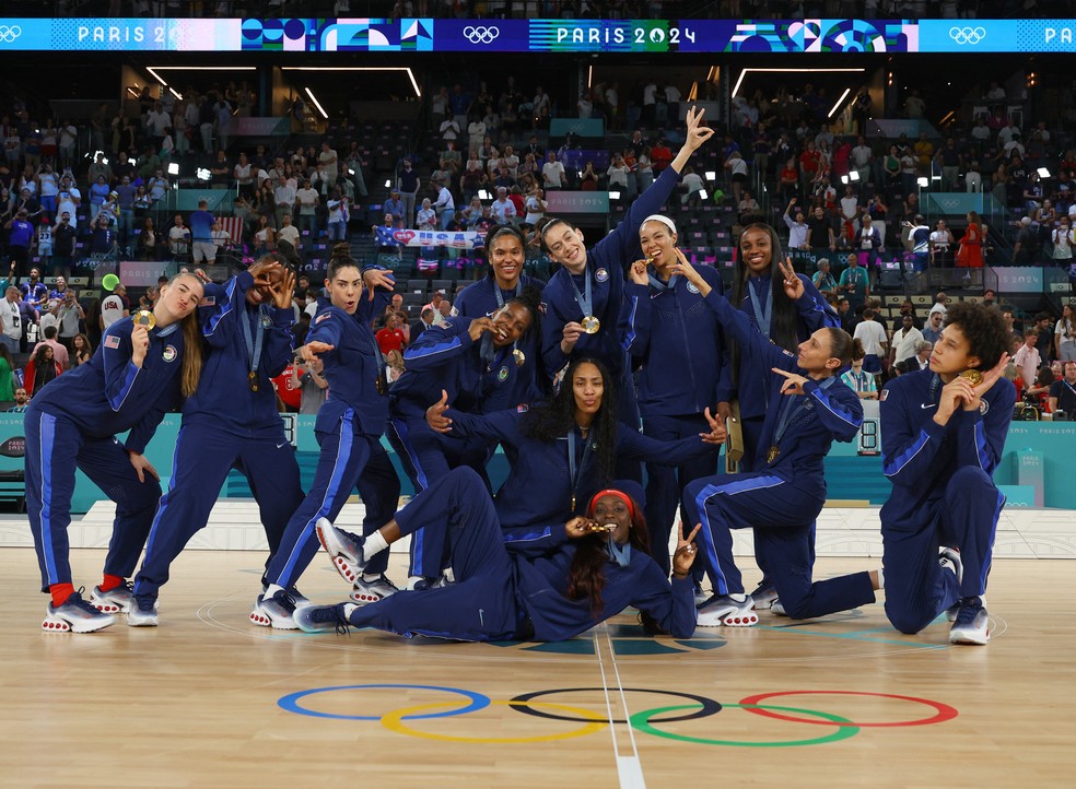 Seelção americana feminina de basquete posa com as medalhas de ouro em Paris: vitória foi decisiva para garantir EUA no topo do quadro de medalhas — Foto: REUTERS/Brian Snyder