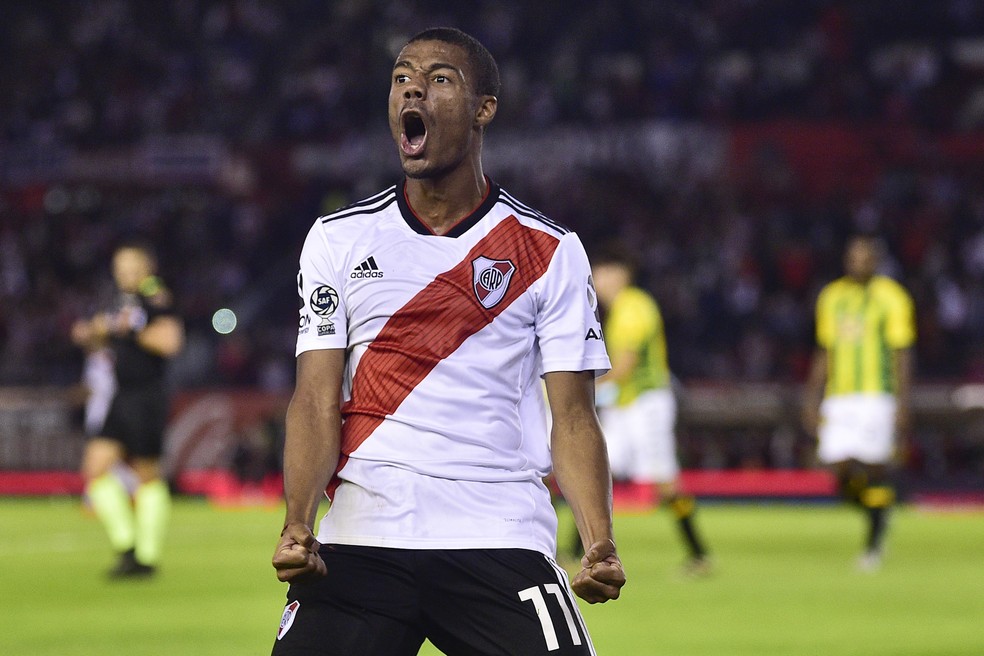 De La Cruz comemora um dos seus três gols sobre o Aldosivi em 2019 — Foto: Getty Images