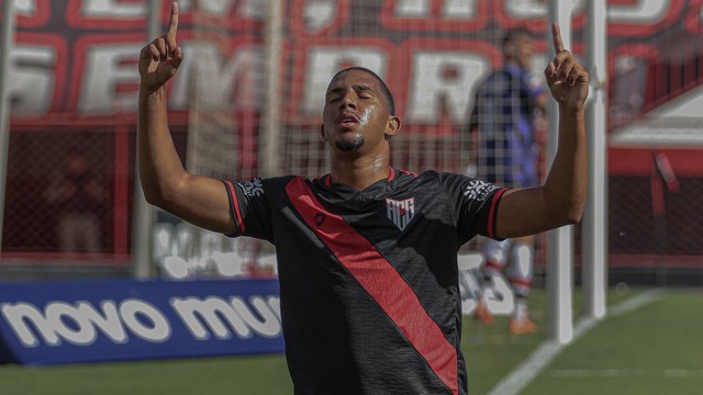 Léo Jacó comemora seu primeiro gol pelo Atlético-GO