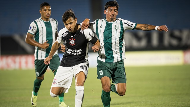 Corinthians se classifica com uma vitória sobre o Huracán