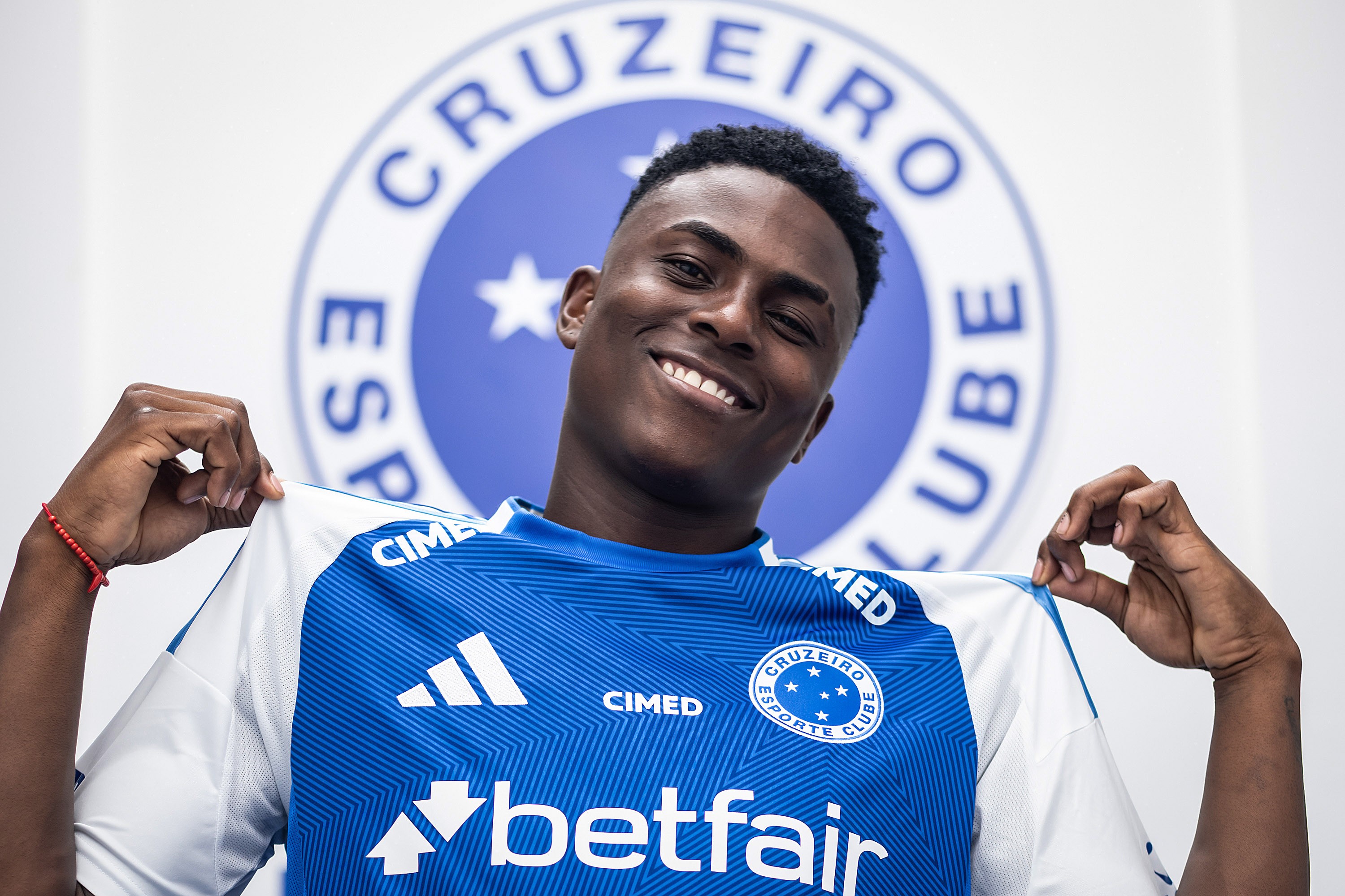 Cruzeiro destaca Gerson e busca zagueiro titular para equipe fortalecida no mercado