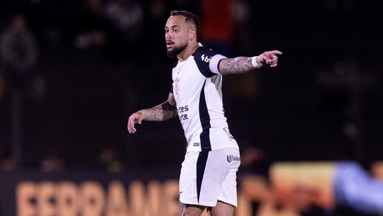 Maycon joga por 16 minutos, sente dores e vira preocupação