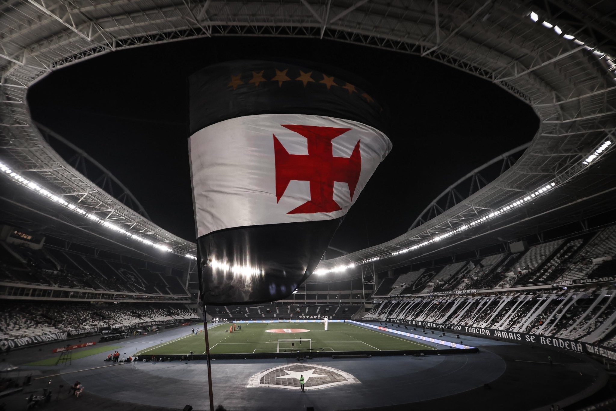 Torcida do Vasco esgota ingressos para jogo contra Botafogo em poucas horas