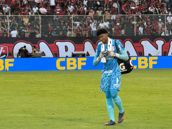 Reação de Hugo a falha bizarra no Corinthians: apoio, goleiro rival e mea-culpa.