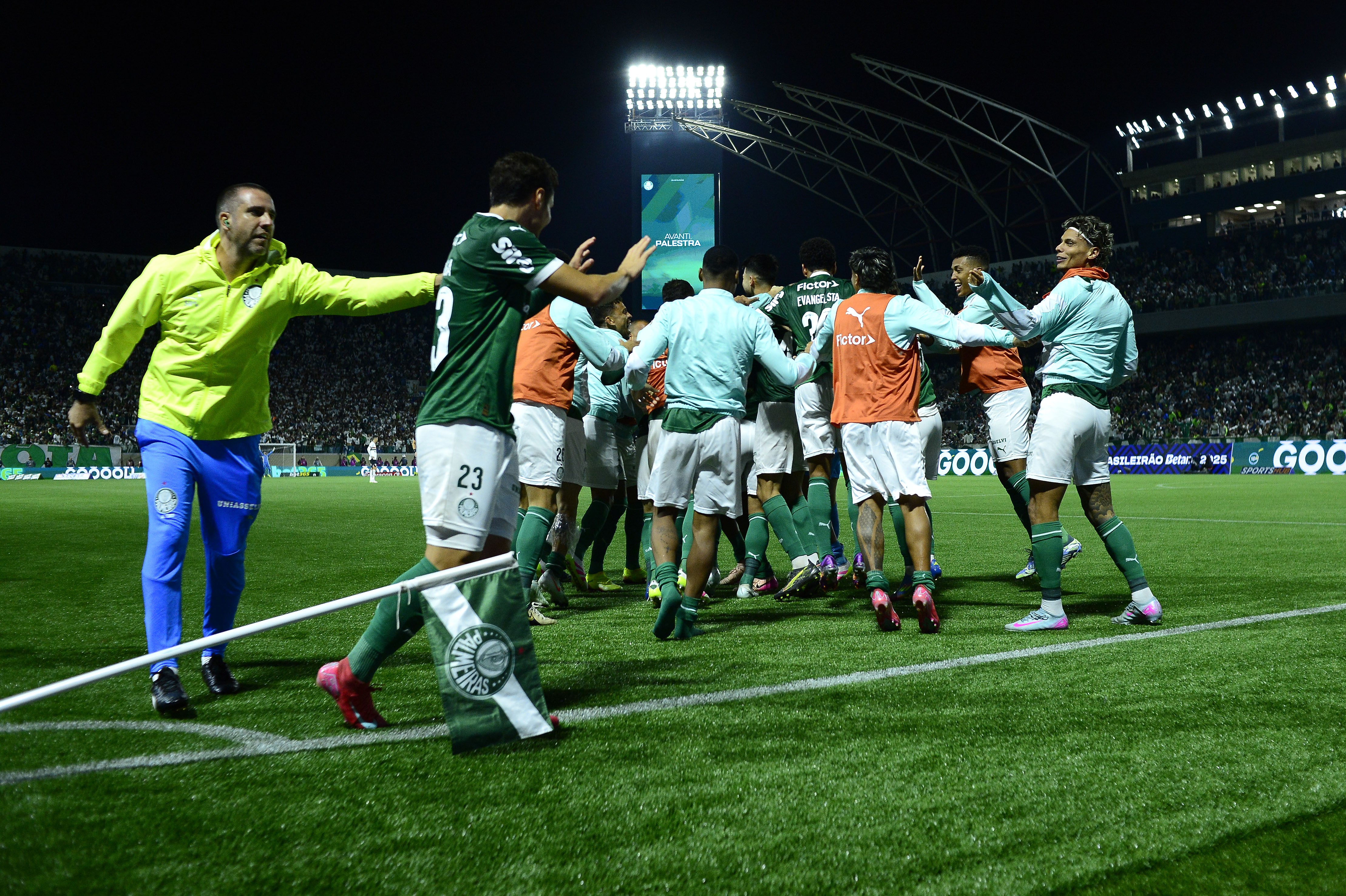 Análise: Palmeiras usa bem melhor elenco da era Abel e tem ousadia recompensada para seguir líder