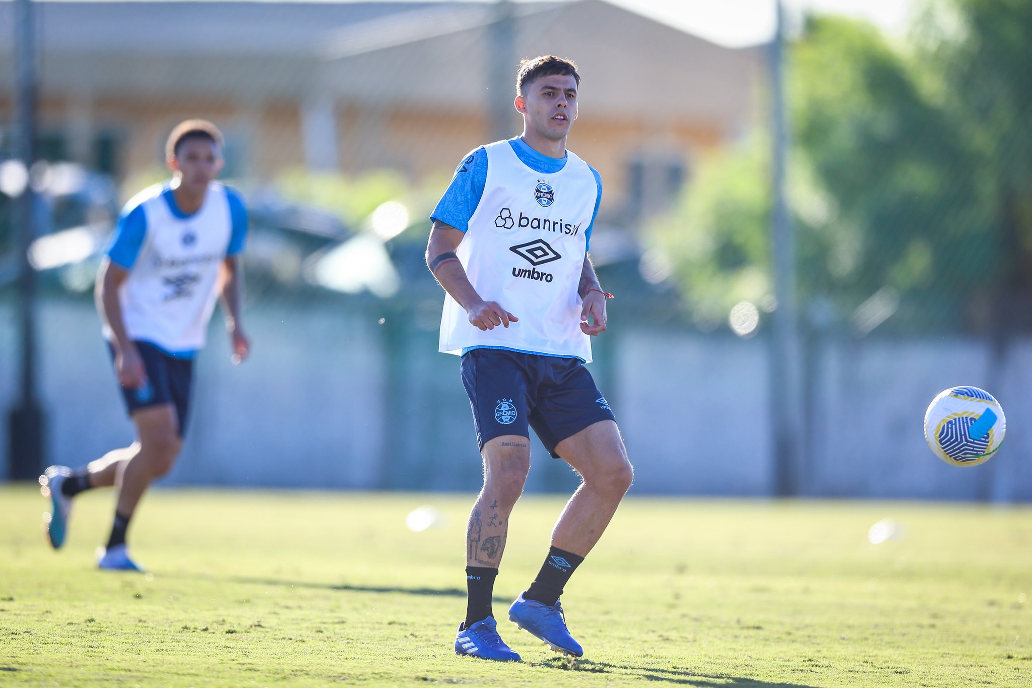 Carballo se apresenta ao Grêmio após empréstimo