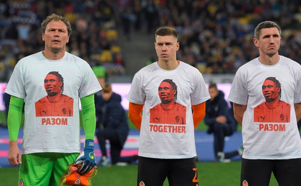 Jogadores do Shakhtar entram em campo com camisas em solidariedade a Lassina Traoré após grave lesão — Foto: Divulgação / Shakhtar Donetsk