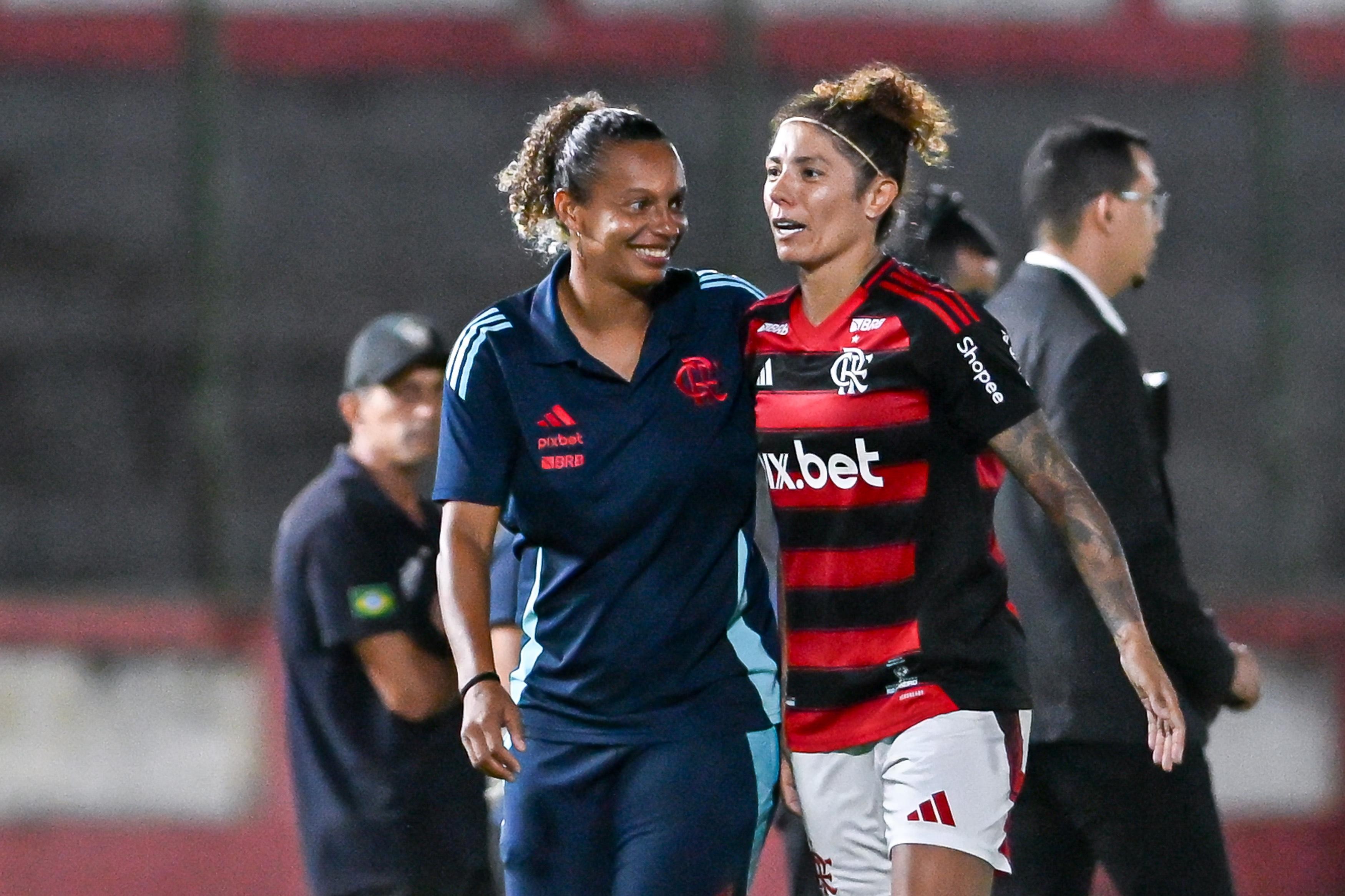 Aniversariante Cristiane celebra boa fase e demonstra lealdade ao Flamengo.