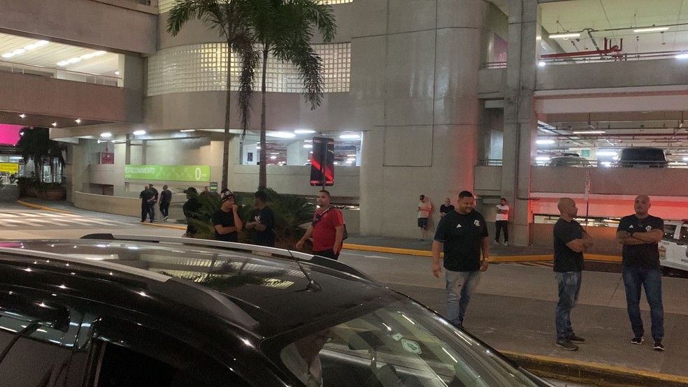 Com protesto de torcedores, Flamengo desembarca com segurança reforçada após derrota na Libertadores — Foto: Igor Mattos / ge