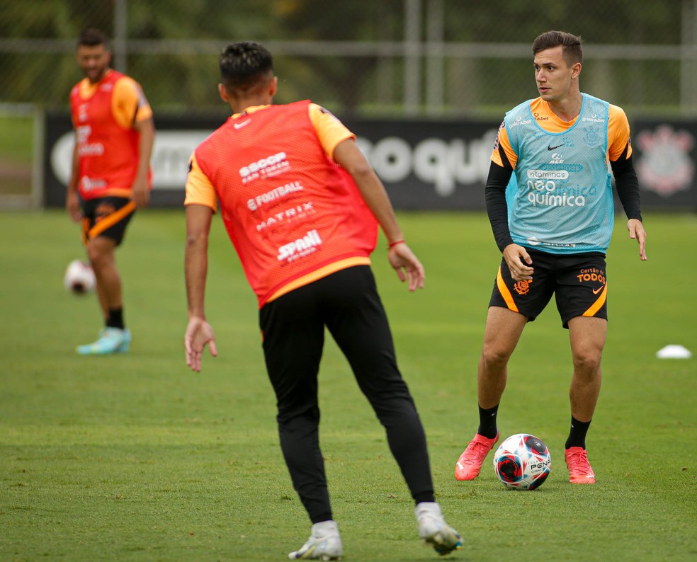 Lucas Piton faz primeiro treino com o elenco do Corinthians após