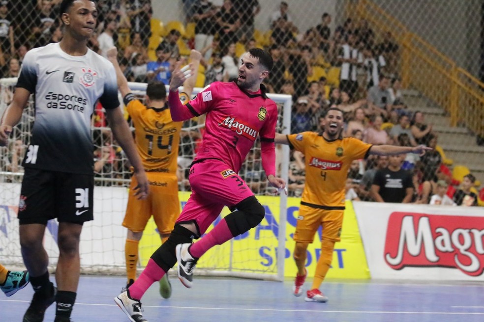 Goleiro Kelvin celebra gol do Sorocaba contra o Corinthians, pela semi do Paulista de Futsal