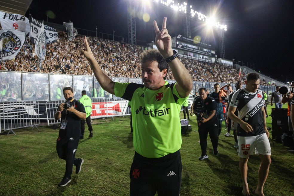 Fernando Diniz comemora vitria do Vasco sobre o Fortaleza  Foto: Lucas Figueiredo/Getty Images
