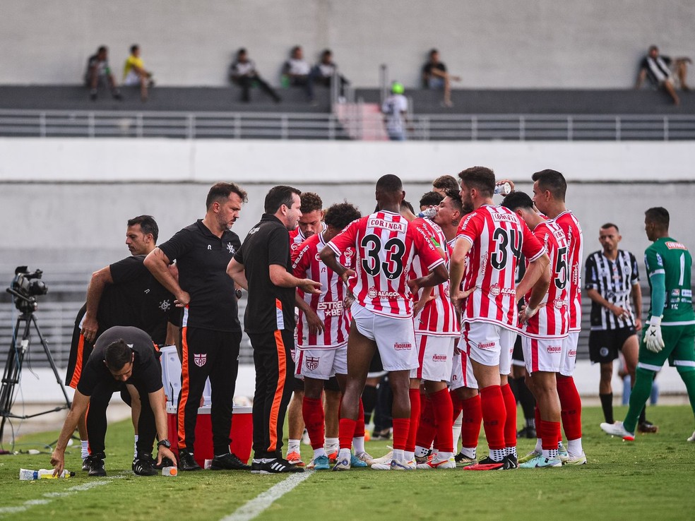 Daniel Paulista conversa com os jogadores do CRB — Foto: Rafa Peixe/ASCOM CRB