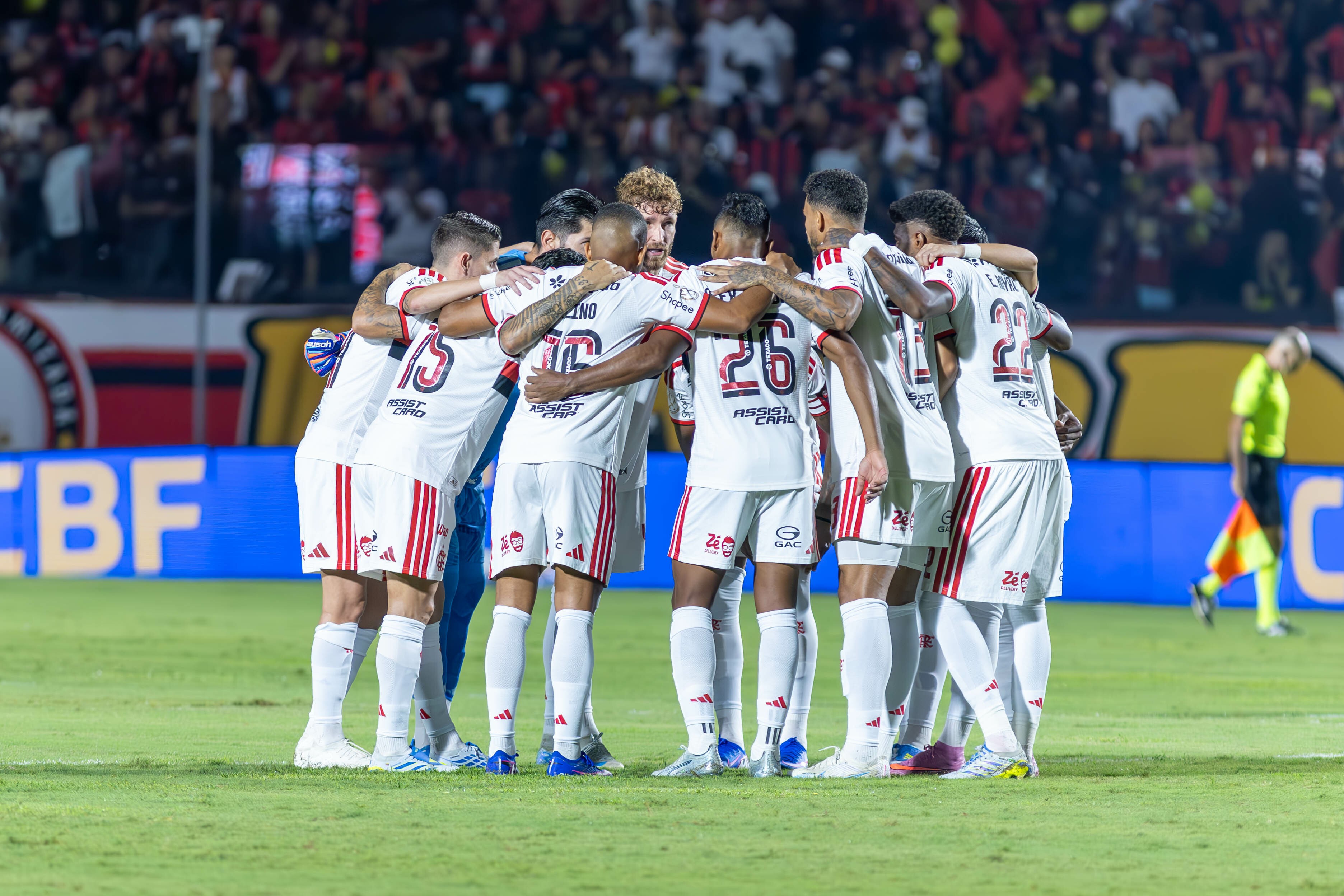Carrascal e Alex Sandro: desempenhos abaixo da crítica na eliminação do Flamengo