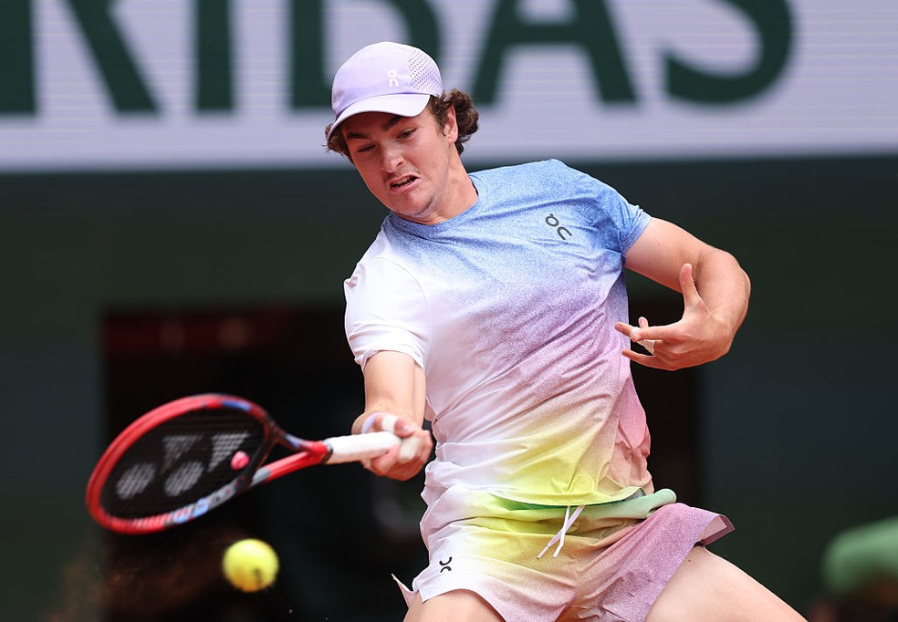 João Fonseca em partida da terceira rodada de Roland Garros — Foto: Julian Finney/Getty Images