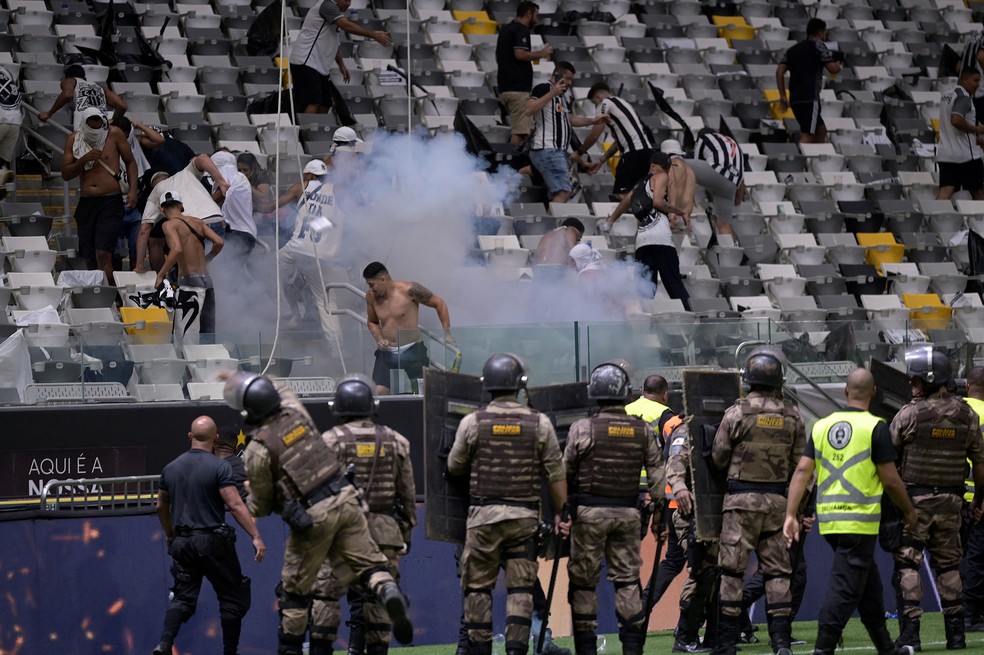 Torcedores do Atlético-MG entram em confronto com polícia na final da Copa do Brasil com o Flamengo — Foto: Douglas Magno/AFP