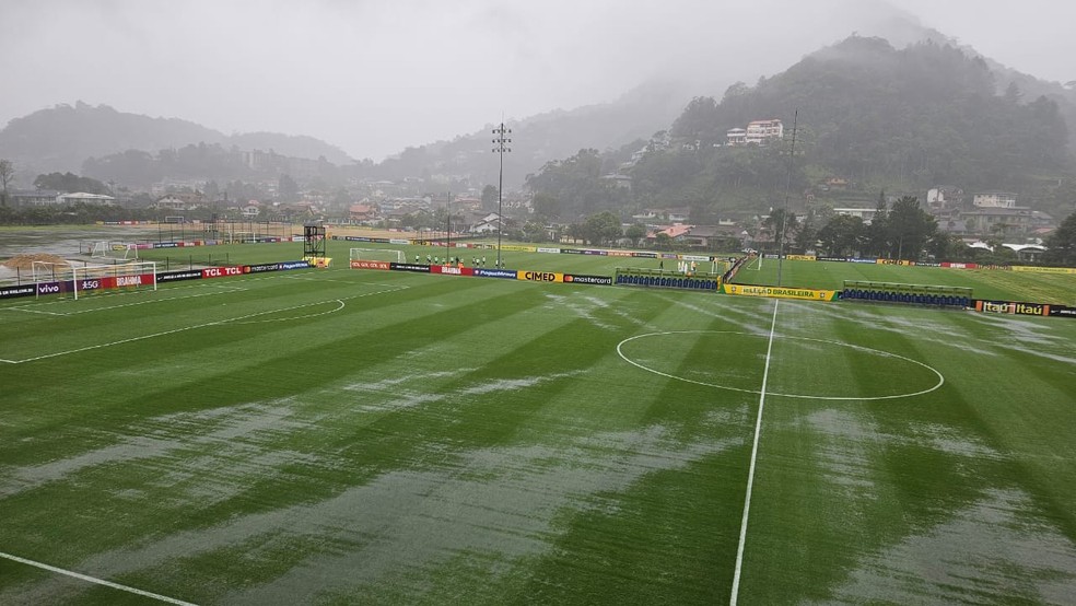 Jogadores da seleção brasileira pré-olímpica precisaram treinar em outro campo da Granja Comary — Foto: Rodrigo Lois