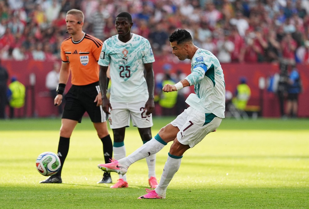 Cristiano Ronaldo cobrando falta com esparadrapo no pulso