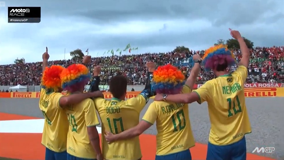 Diogo Moreira comemora título da Moto2 usando camisa da Seleção Brasileira com seu nome — Foto: Reprodução