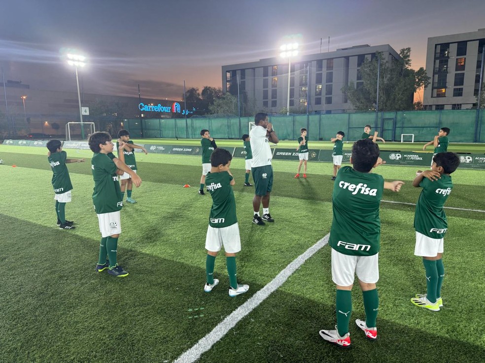 Palmeiras inaugura escola de futebol para crianças em Dubai — Foto: Divulgação