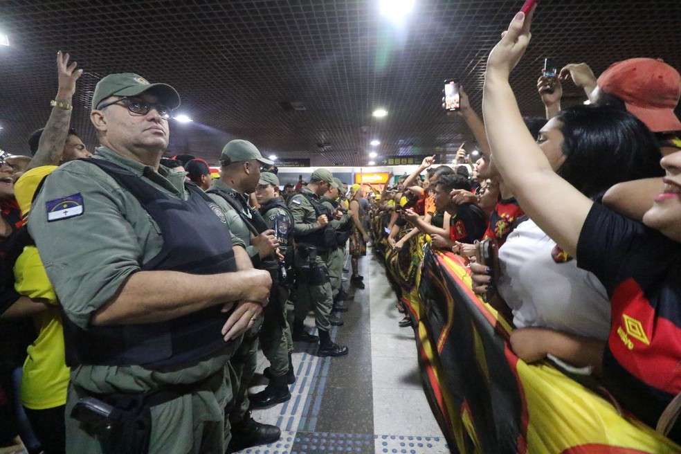 Policiamento refor&ccedil;ado na chegada de Diego Souza &mdash; Foto: Marlon Costa/Pernambuco Press