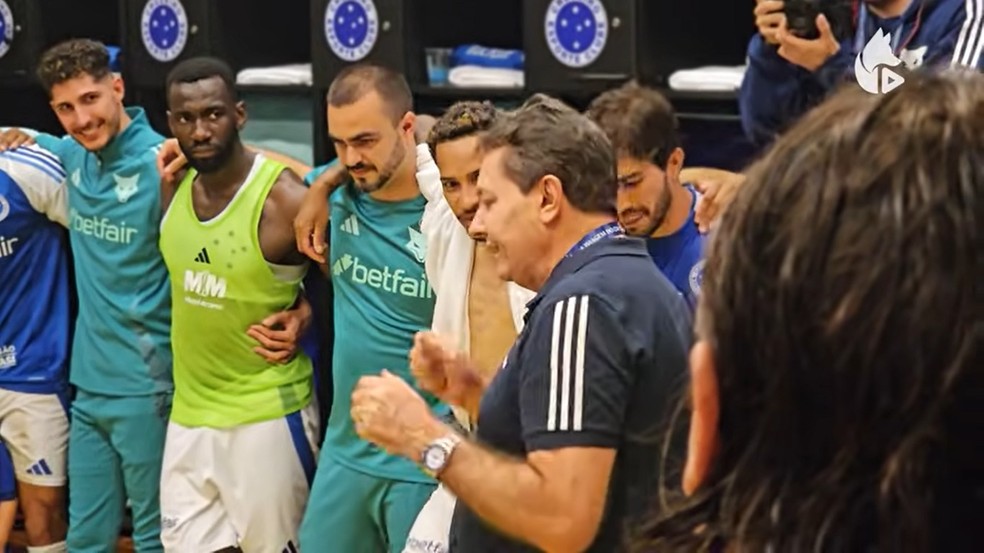 Pedro Lourenço no vestiário do Cruzeiro após vitória sobre o Flamengo — Foto: Reprodução