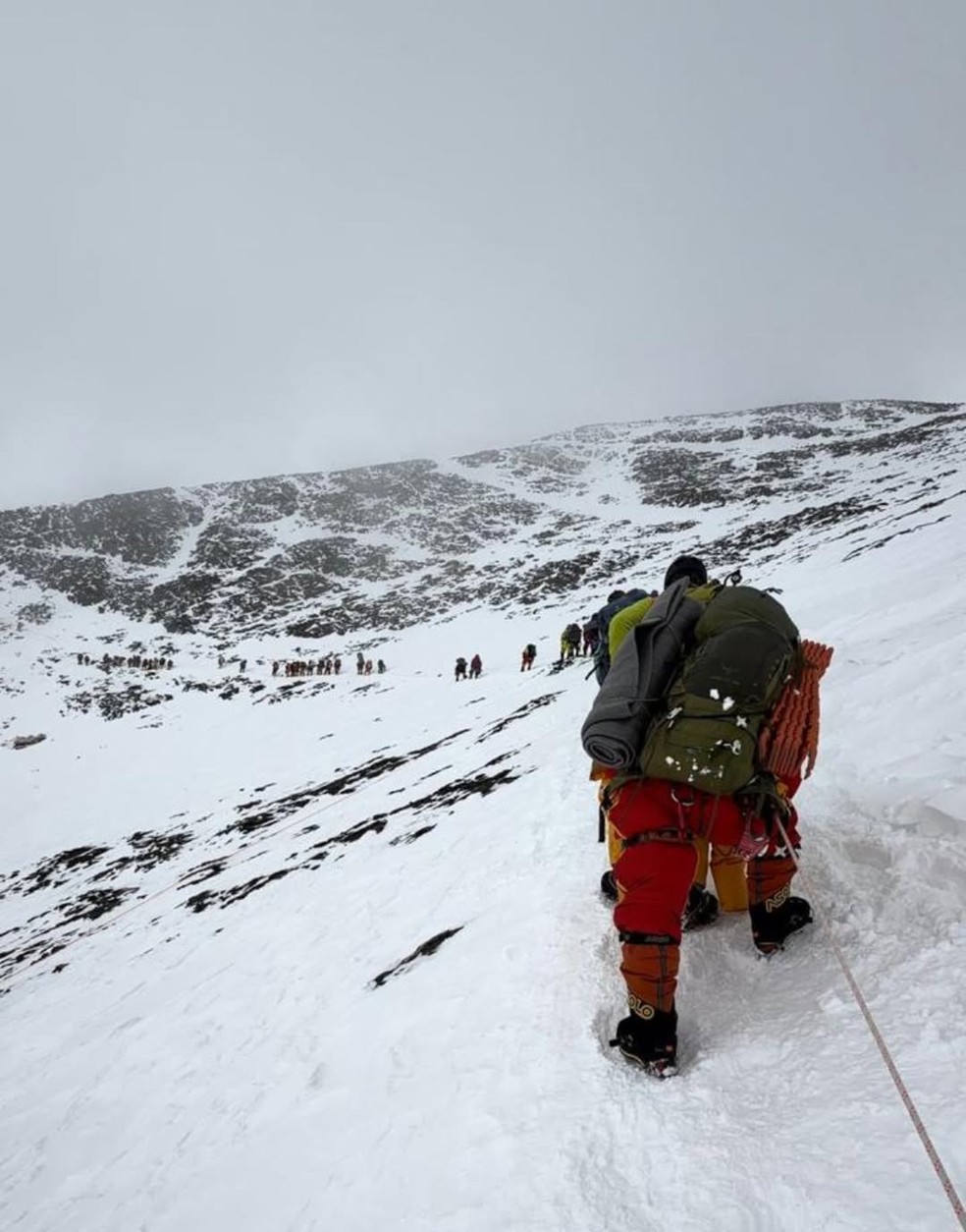 Longa fila para acessar o cume do Monte Everest — Foto: Reprodução/Instagram