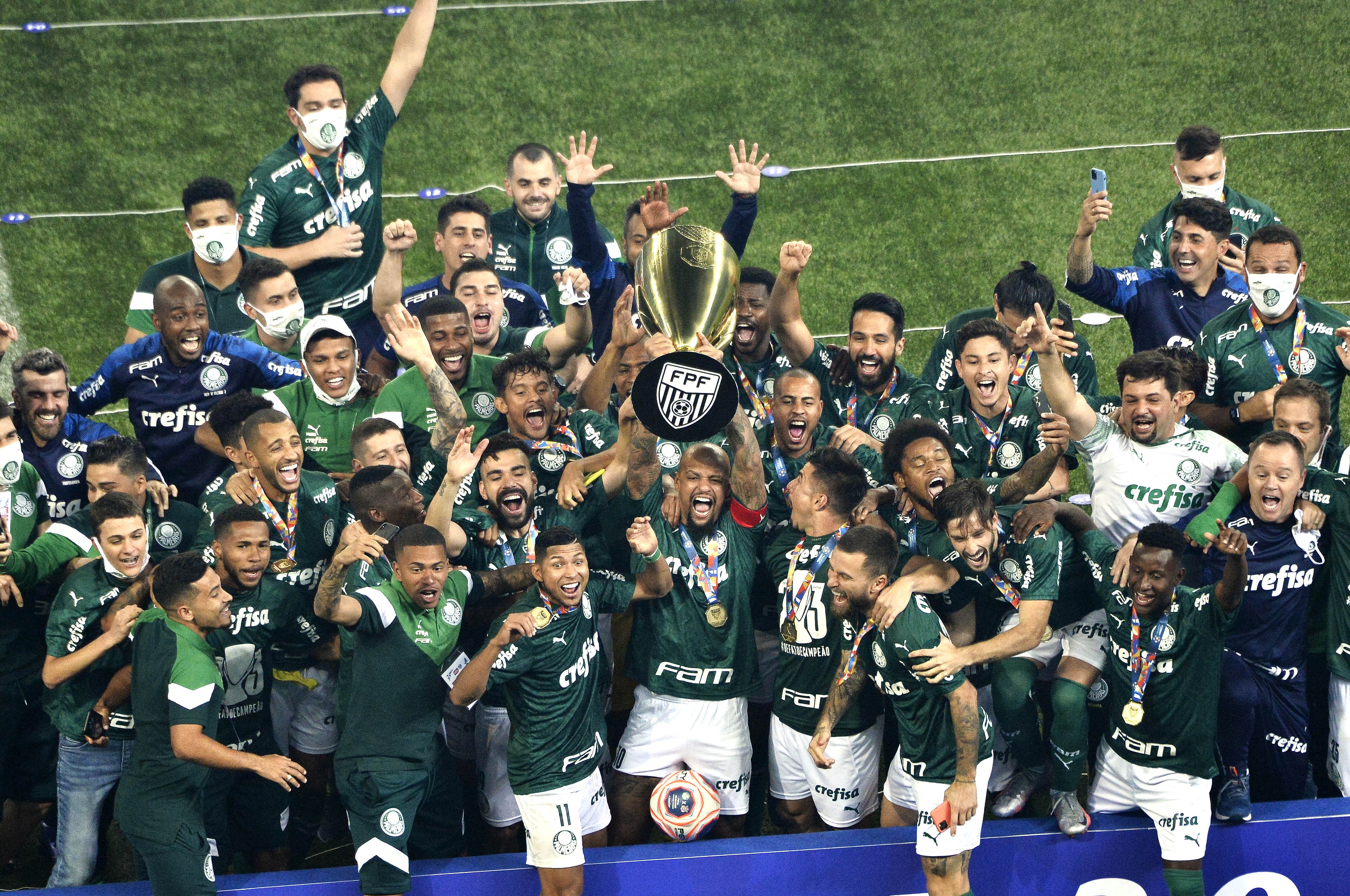 LEVA A TAÇA? Palmeiras possui cinco remanescentes de título sobre o Corinthians