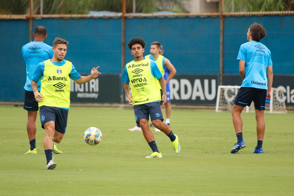 Du Queiroz, ao centro, em treino do Grêmio — Foto: João Victor Teixeira