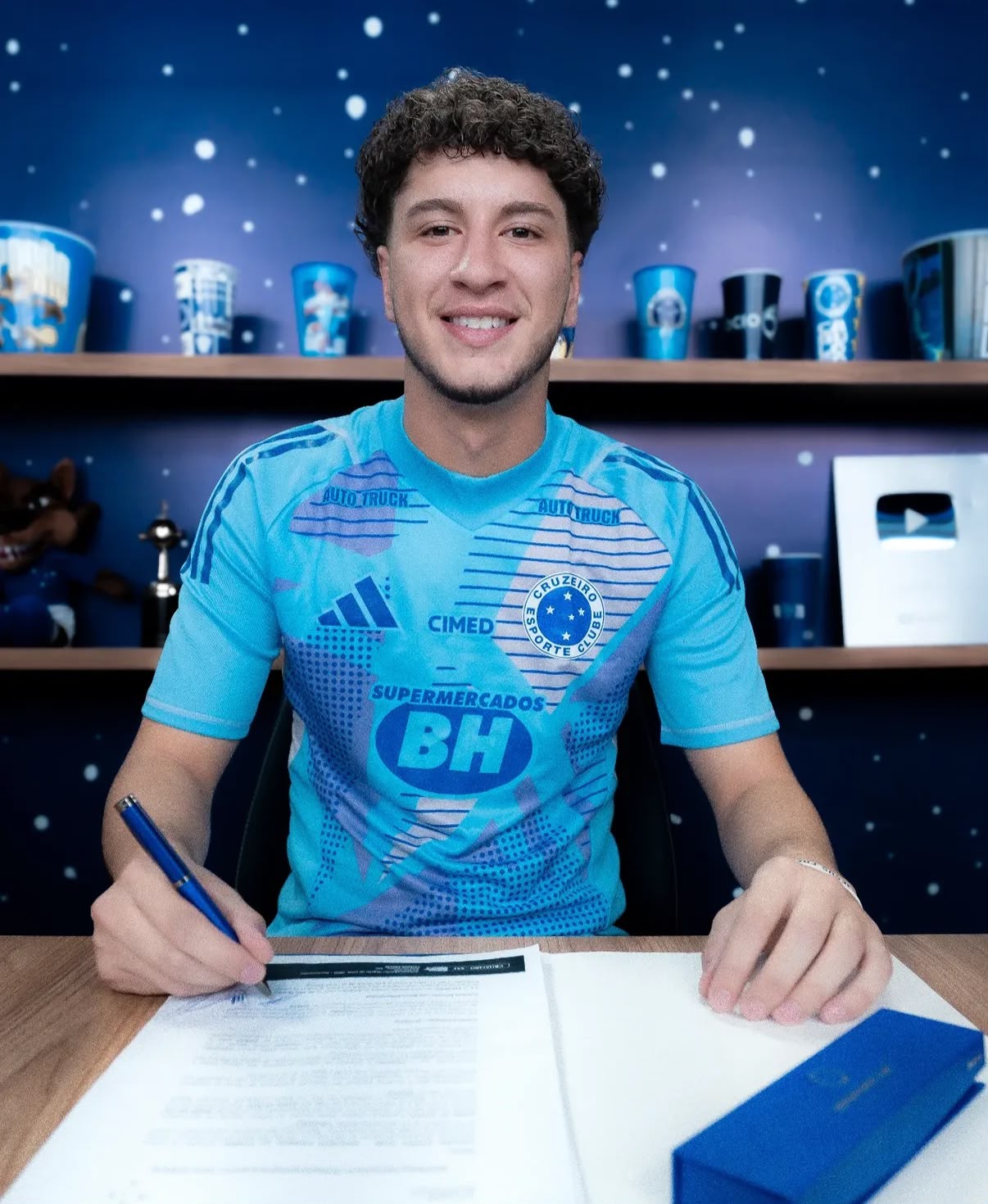 Diogo Minelli assina primeiro contrato profissional e mira futuro no gol do Cruzeiro até 2029