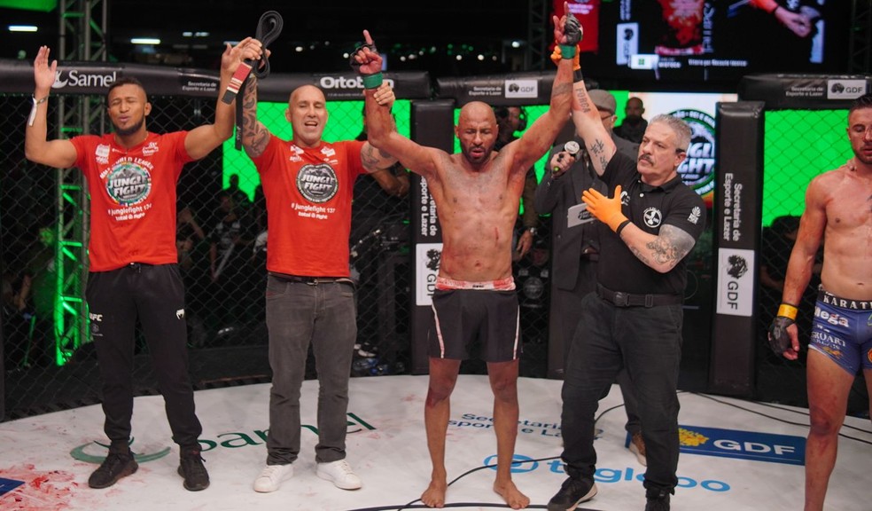 Carlos Mistoca venceu Lucas Karateca por nocaute técnico — Foto: Caftos/Jungle Fight