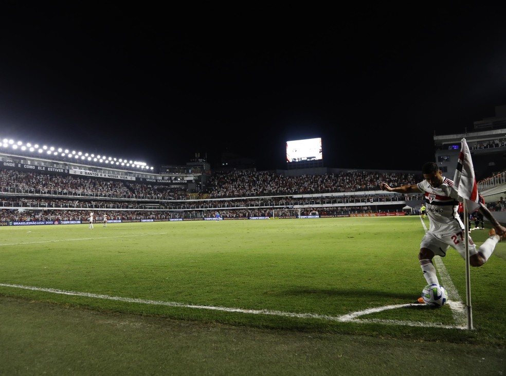 Torcida do São Paulo na Vila Belmiro em jogo contra o Red Bull Bragantino — Foto: Rubens Chiri/Saopaulofc.net