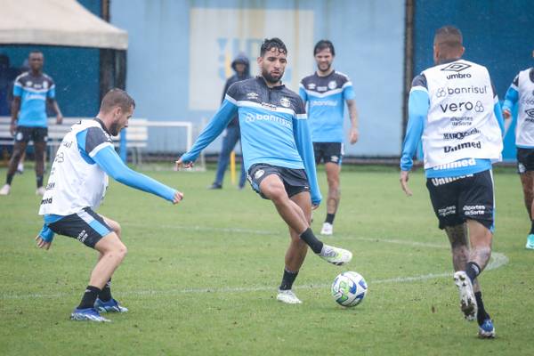 Suárez tem dia de homenagens e fala em tom de despedida do Grêmio