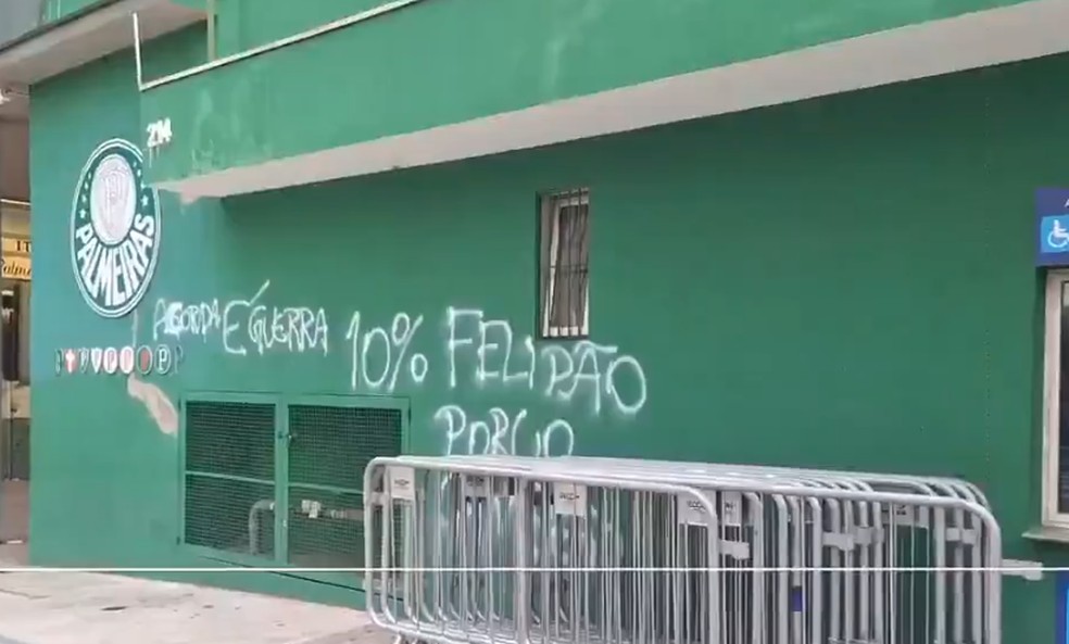 Muros da sede do Palmeiras são pichados após derrota para o Corinthians — Foto: Reprodução/Marcos Costi