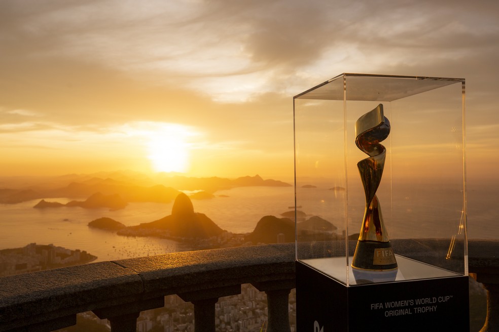 Taça da Copa do Mundo Feminina é exibida no Cristo Redentor, no Rio de Janeiro — Foto: Thais Magalhães/CBF