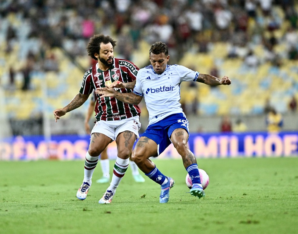 Marcelo disputa a bola em Fluminense x Cruzeiro — Foto: André Durão