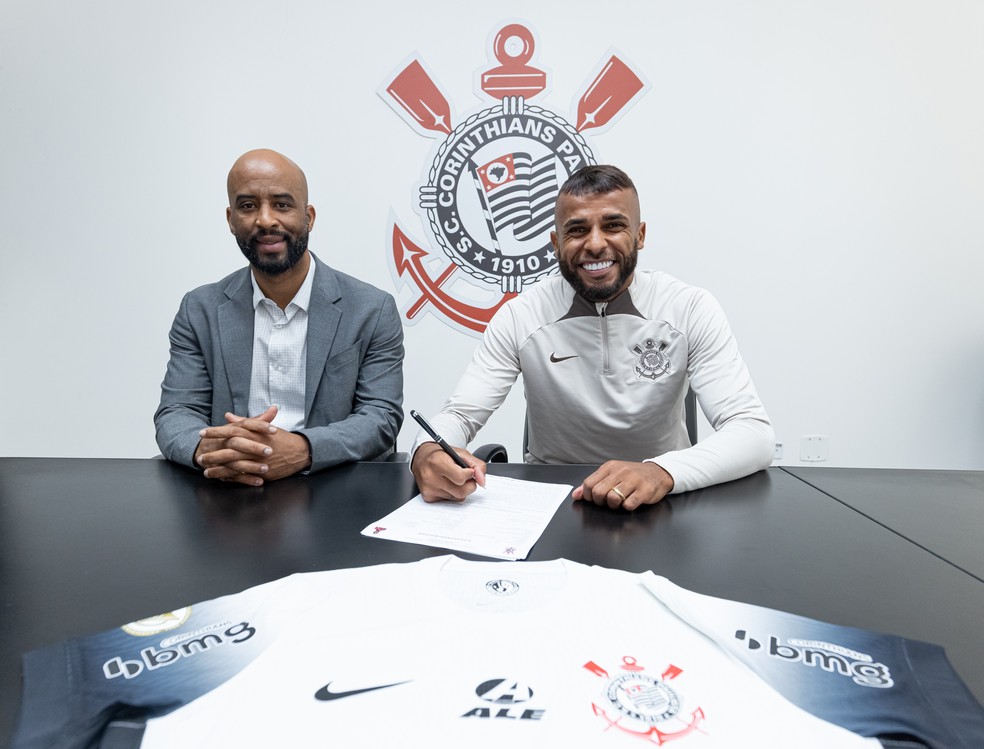 EMOCIONANTE! Alex Santana se emociona em apresentação no Corinthians.