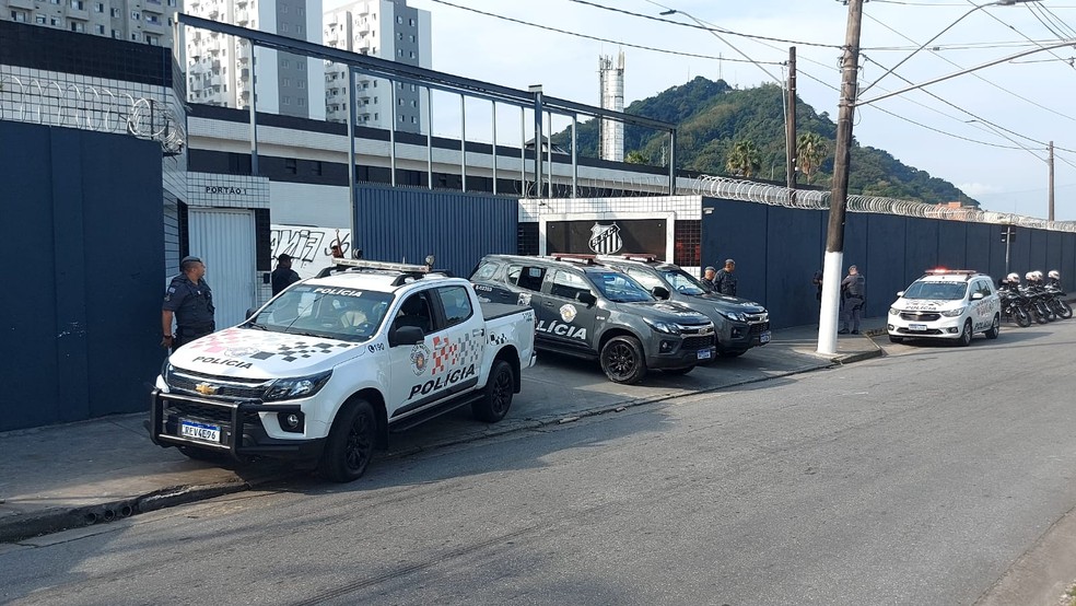 Pol&iacute;cia vai ao CT do Santos ap&oacute;s invas&atilde;o de torcedores &mdash; Foto: ge