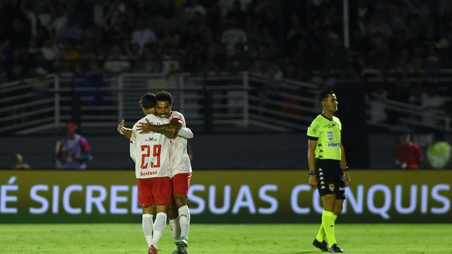 Evangelista comemora o gol do Bragantino contra o Corinthians